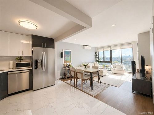 w8g-4511 82nd St, Elmhurst, NY, 11373-3894 | Card Image