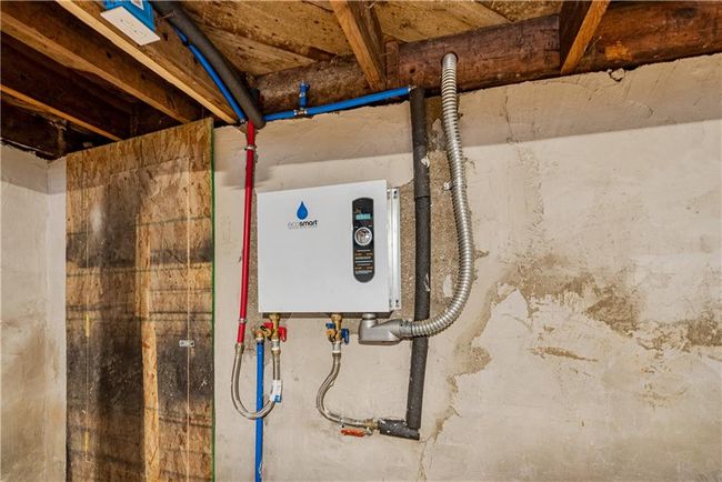 View of tankless hot water tank | Image 46