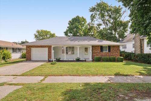 105 S Howard St, Newman, IL, 61942-7500 | Card Image