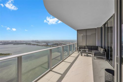 5306-700 Ne 24th St, Miami, FL, 33137-5517 | Card Image