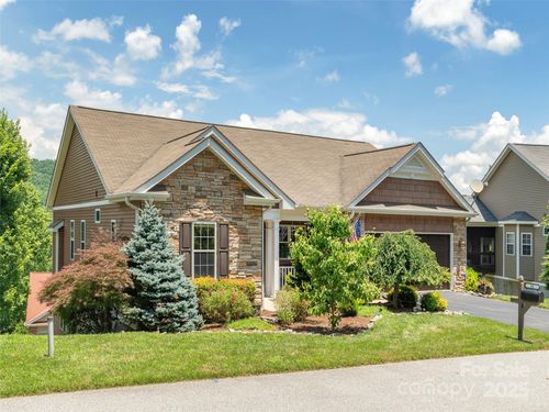 31 Headwater Dr, Hendersonville, NC, 28739-3130 | Card Image