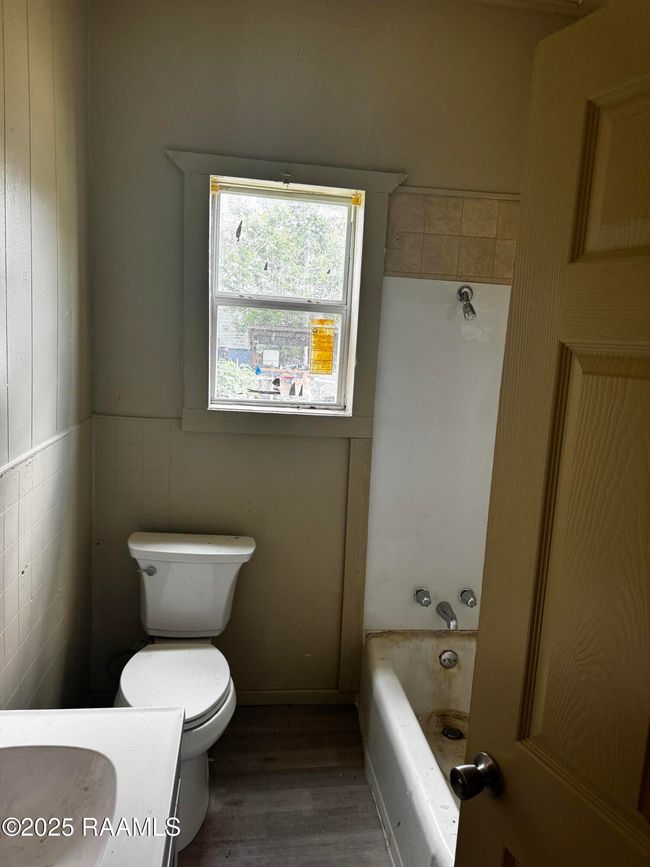 carl c bathroom | Image 5