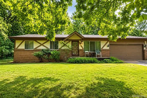 555 Tomahawk Trl, Highland, MI, 48357-2760 | Card Image