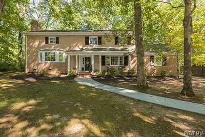 View of front of property featuring a front yard | Image 1