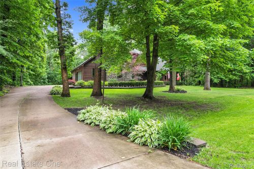 2300 Canyon Ridge Dr, White Lake, MI, 48383-2157 | Card Image