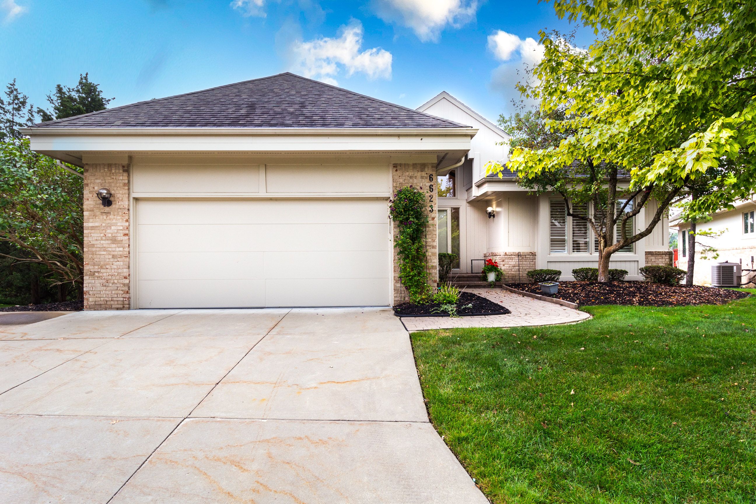 Pleasant Lake Ct, West Bloomfield, MI 48322