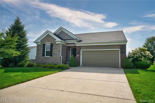 9059 Pine Valley Dr, Grand Blanc, MI, 48439-2667 | Card Image