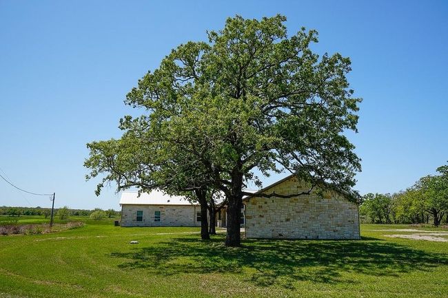 5411 N State Highway 95, Home with 3 bedrooms, 4 bathrooms and 2 parking in Flatonia TX | Image 28