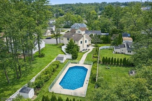 40 Catherine Ct, Cedar Grove, NJ, 07009-1946 | Card Image