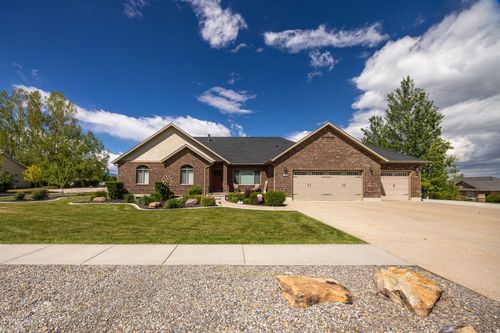 395 N 575 E, Hyde Park, UT, 84318-3316 | Card Image