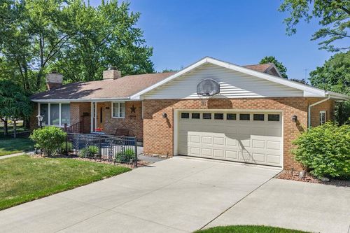 215 8th St, Reedsburg, WI, 53959-1221 | Card Image