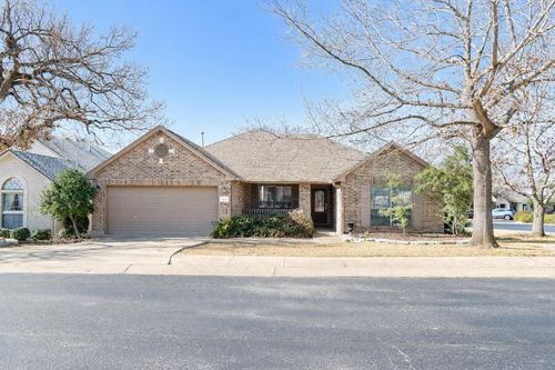 201 Bending Oaks Trl, Fredericksburg, TX, 78624-4807 | Card Image