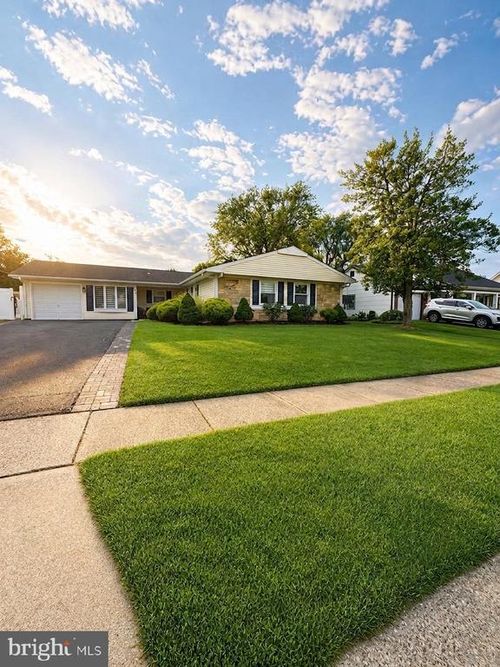 28 Gimble Ln, Willingboro, NJ, 08046-3208 | Card Image