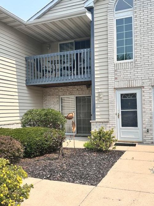 2402532 E Parkway Meadow Cir, Pewaukee, WI, 53072-5880 | Card Image