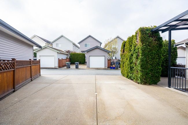 18566 67 A Avenue, House other with 5 bedrooms, 3 bathrooms and 3 parking in Surrey BC | Image 32