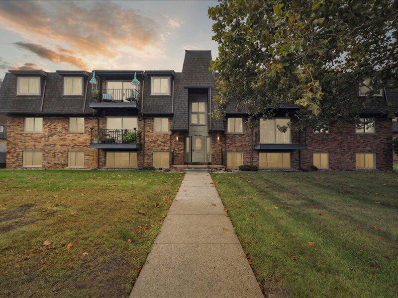 Riviera Dr, Saint Clair Shores, MI 48080