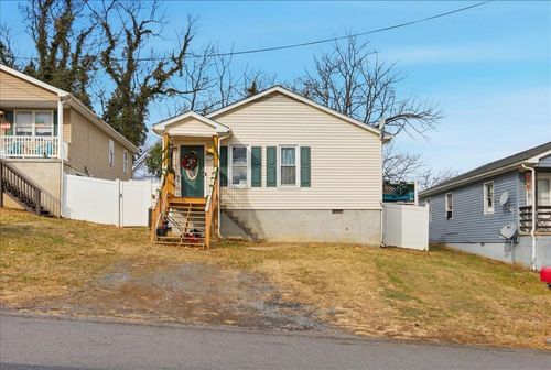 626 B St, STAUNTON, VA, 24401-2821 | Card Image