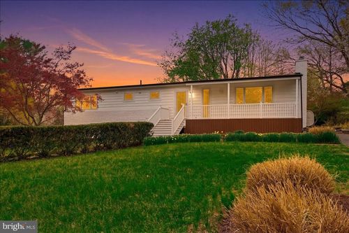 822 Walker Rd, GREAT FALLS, VA, 22066-2607 | Card Image