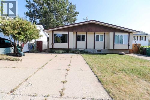 71 Laval Boulevard W, Lethbridge, AB, T1K4E1 | Card Image
