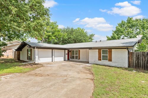 840 Edgehill Dr, Hurst, TX, 76053-4235 | Card Image