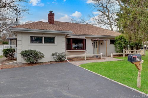 276 Woodlawn Ave, Saint James, NY, 11780-2522 | Card Image
