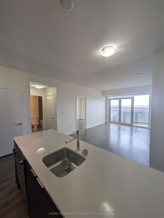 1611 - 2520 Eglinton Ave W, Condo with 3 bedrooms, 2 bathrooms and 1 parking in Mississauga ON | Image 4