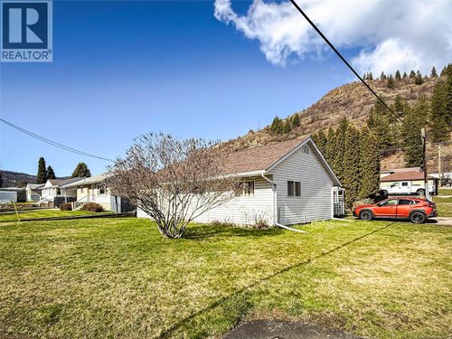 390 9th Ave, Montrose, BC, V0G1P0 | Card Image