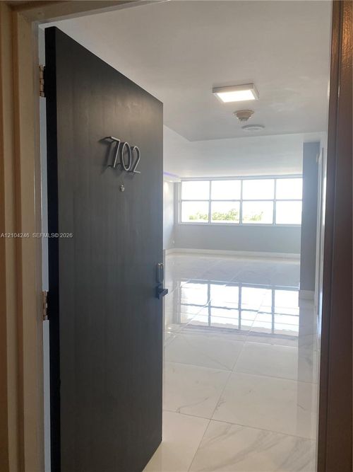 702e-1420 Brickell Bay Dr, Miami, FL, 33131-3627 | Card Image