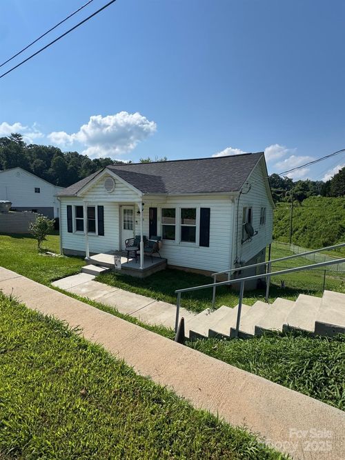 1045 Warren Pl Nw, Lenoir, NC, 28645-3931 | Card Image