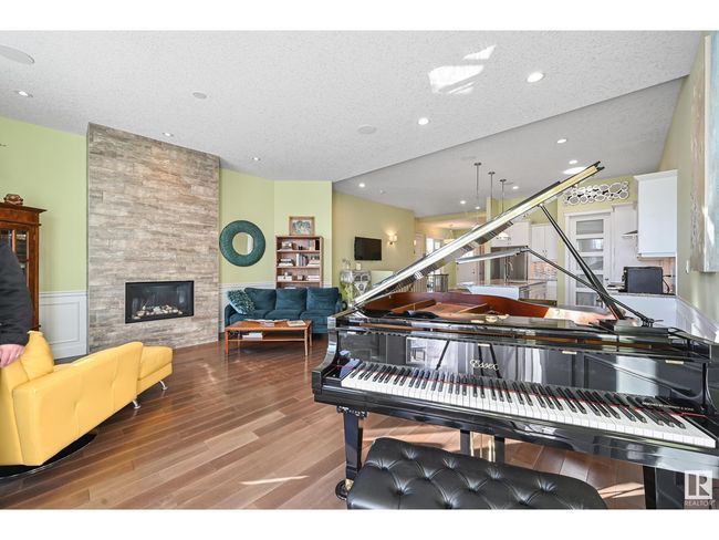 7570 May Common Nw, Home with 3 bedrooms, 3 bathrooms and 3 parking in Edmonton AB | Image 6