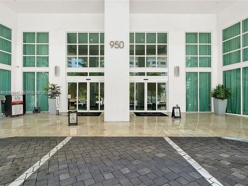 apt-200-950 Brickell Bay Dr, Miami, FL, 33131-3973 | Card Image