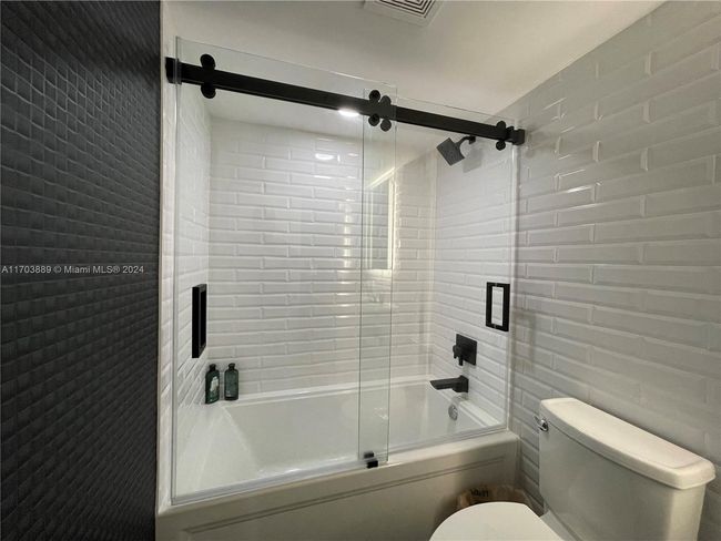 APT-1409 - 2555 Collins Ave, Condo with 2 bedrooms, 2 bathrooms and null parking in Miami Beach FL | Image 29