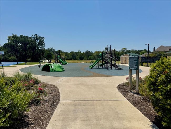 Edgewater offers top-tier amenities just steps from your door: splash pad, basketball court, shaded pavilions, playground, walking paths, and more. | Image 28