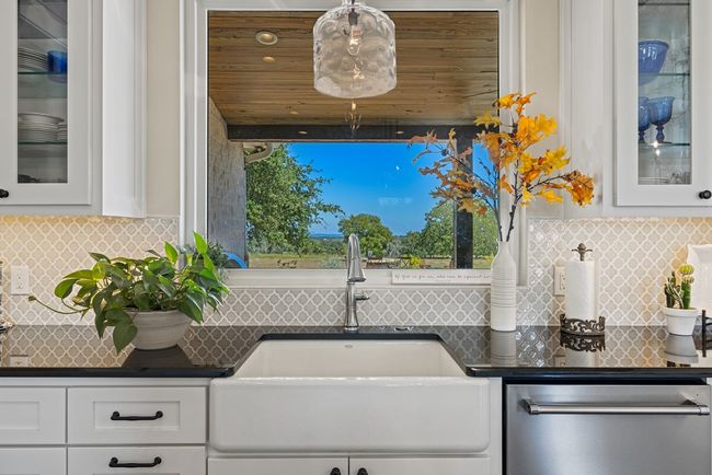 1944 Axis Cir, Home with 3 bedrooms, 2 bathrooms and 2 parking in Fredericksburg TX | Image 10