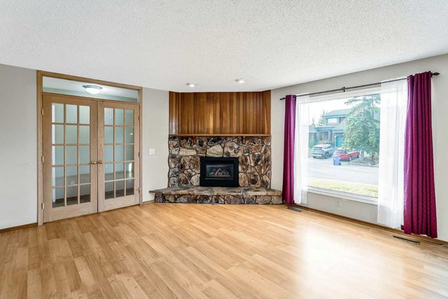 195 Deerbow Circle Se, House other with 3 bedrooms, 3 bathrooms and 2 parking in Calgary AB | Image 5