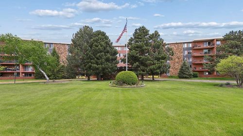 213n-18 E Old Willow Road, Prospect Heights, IL, 60070 | Card Image