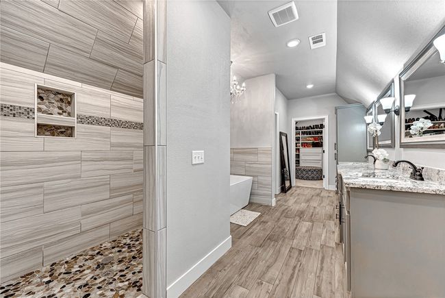 Dual shower heads in the walk in shower. | Image 28