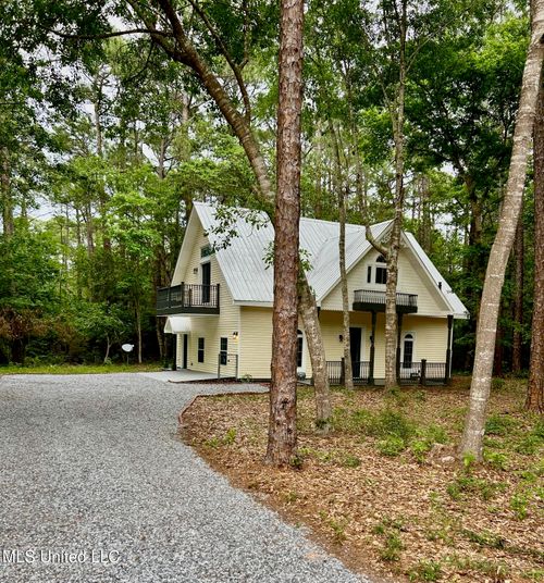 1024 Walnut St, Ocean Springs, MS, 39564-7553 | Card Image
