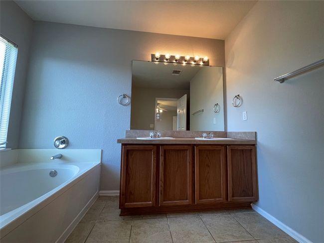 208 Spruce Dr, House other with 4 bedrooms, 2 bathrooms and 2 parking in Kyle TX | Image 14
