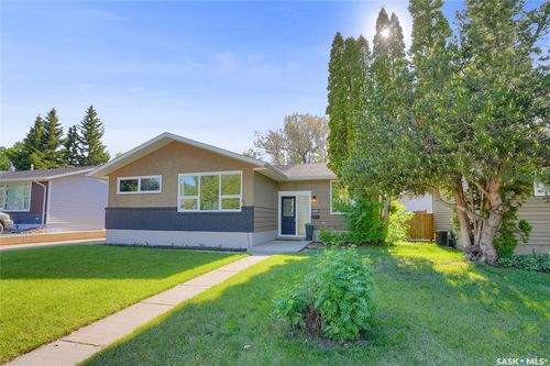 1385 Queen Cres, House with 3 bedrooms, 2 bathrooms and 2 parking in Moose Jaw SK | Card Image