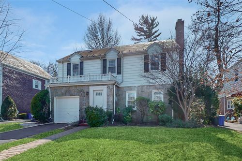131 Midgely Dr, Hewlett, NY, 11557-2411 | Card Image