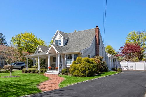 11 Maple St, Blue Point, NY, 11715-1209 | Card Image
