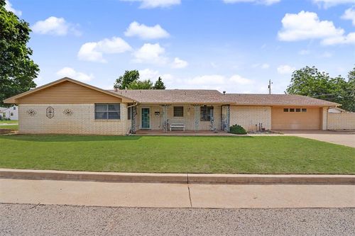 611 N Lincoln Ave, Elk City, OK, 73644-3211 | Card Image