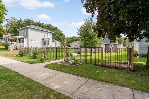 107 Mill St W, Cannon Falls, MN, 55009-2028 | Card Image