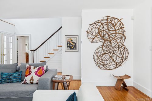 19 Oak Meadow Ln, Bellport, NY, 11713-2610 | Card Image