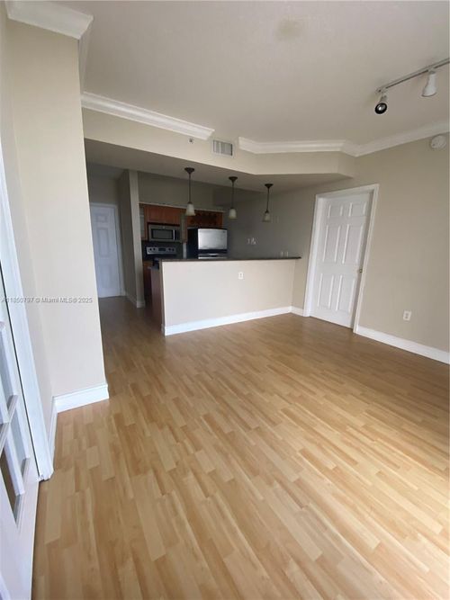 apt-709-1 Glen Royal Pkwy, Miami, FL, 33125-5288 | Card Image