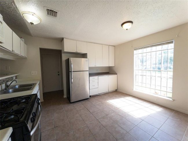 2907 Helmsley Dr, House other with 4 bedrooms, 2 bathrooms and null parking in Pearland TX | Image 5