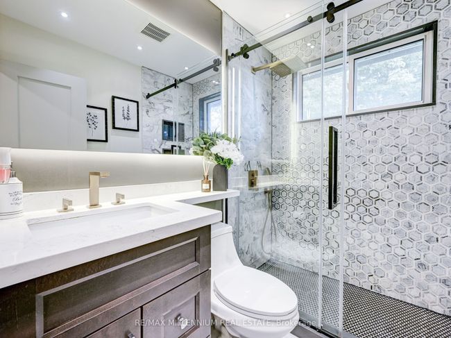 220 Beechy Dr, House attached with 5 bedrooms, 2 bathrooms and 3 parking in Richmond Hill ON | Image 16