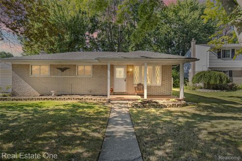 50196 Stonecrest Ct, Chesterfield, MI, 48047-1933 | Card Image