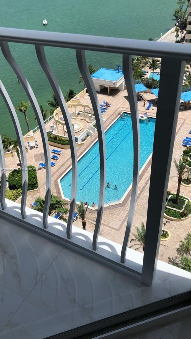 APT-1622 - 7601 E Treasure Dr, Condo with 2 bedrooms, 2 bathrooms and null parking in North Bay Village FL | Image 5